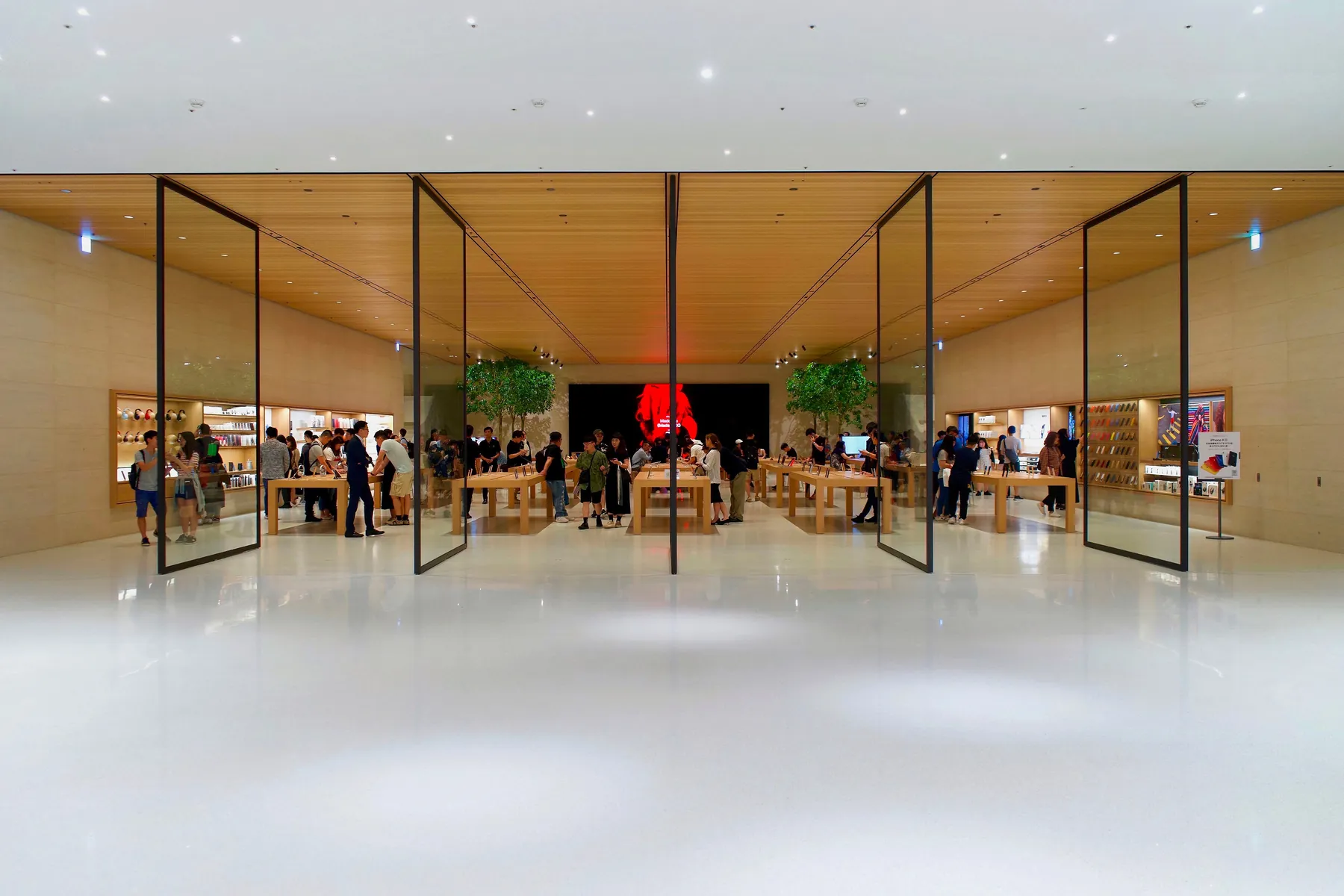 Boutique contemporaine, vitrine et architecture épurée