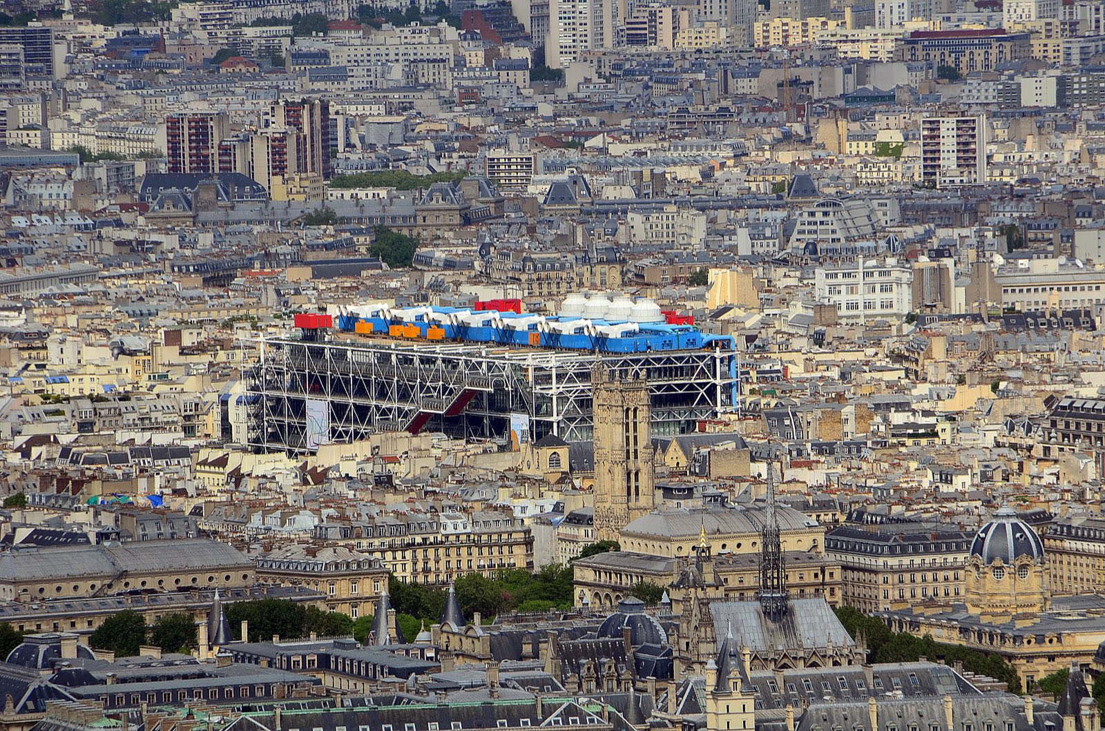Le Centre Pompidou (Beaubourg) vu depuis les toits de Paris
