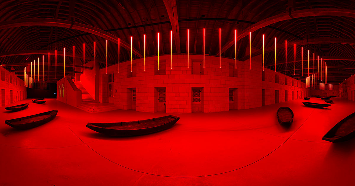Installation lumineuse « Mort en été » de Claude Lévêque dans le grand dortoir de l’Abbaye de Fontevraud
