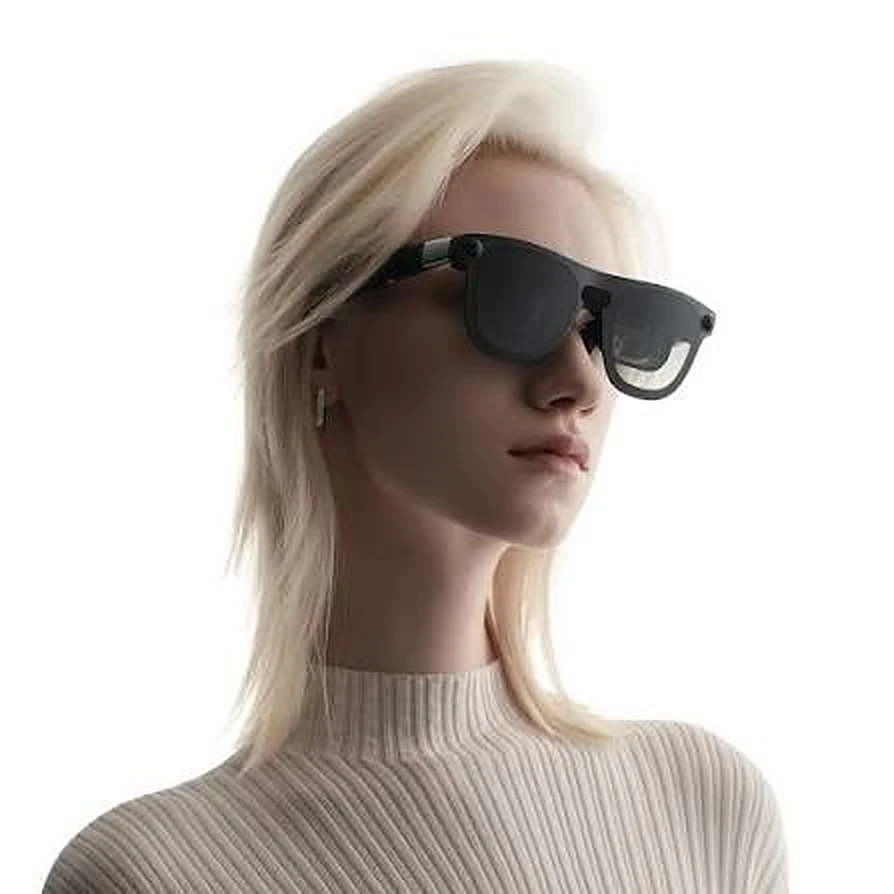 Portrait d’une femme portant des lunettes XR légères à verres transparents