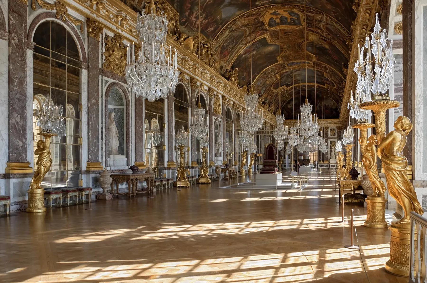 Visiteurs dans la galerie des Glaces du château de Versailles